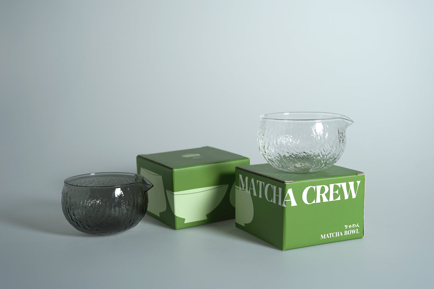 Cuenco de vidrio oscuro para verter matcha